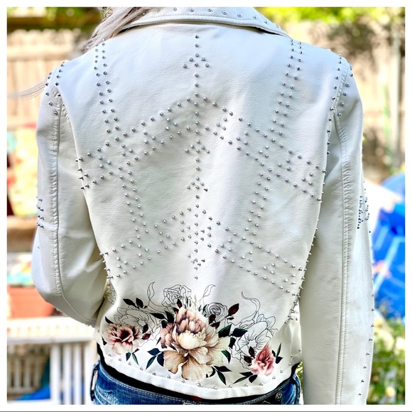 🎉HOST PICK🥳 NWT Blank NYC Floral Stud Trendy Zip Moto Bomber Crop Jacket - Picture 9 of 16